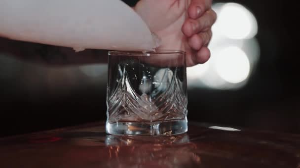 De barman giet gemalen ijs in een glas. close-up. Ouderwets — Stockvideo