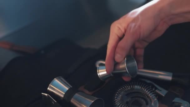 칵테일만드는 도구. 칵테일 도구를 위한 특별 가방. 주방 용품. 손에 잔을 들고 있는 바텐더 — 비디오