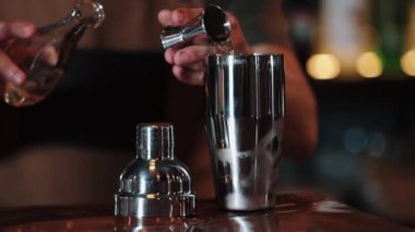 Barmen ölçü kabına alkol doldurur ve Jigger 'ın içine döker. Beyaz Rus. Yakın plan.