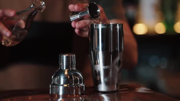 De barman giet alcohol in een maatbekertje en giet het in Jigger. Witte Rus. Close-up — Stockvideo