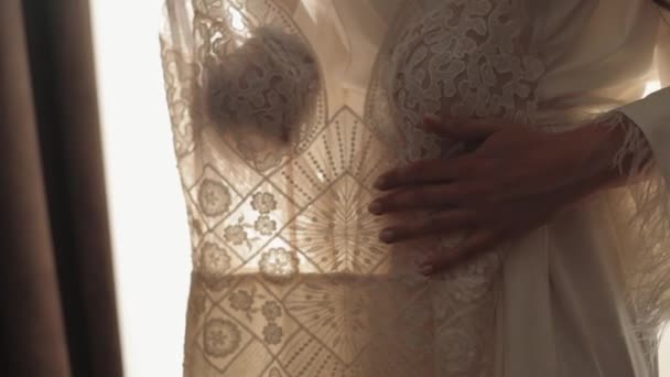 Braut streichelt ihr Kleid mit der Hand. Nahaufnahme — Stockvideo