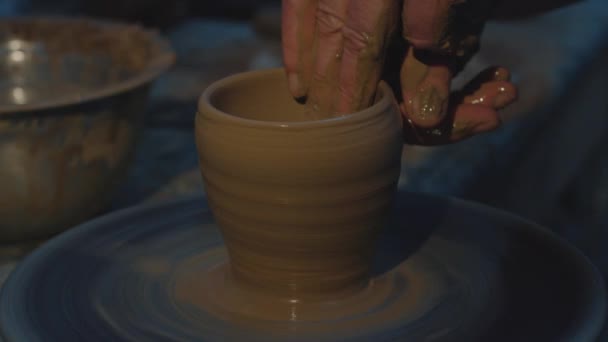 Um escultor em uma oficina faz um jarro de barro de perto. Mans mão fazendo um jarro de barro. Feito à mão. Artesanato. lentidão . — Vídeo de Stock