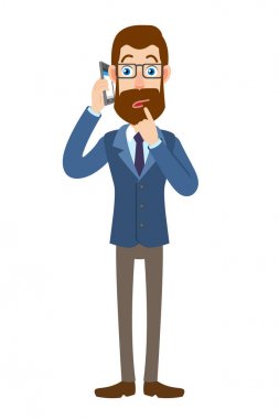 Cep telefonu üzerinde konuşurken ve Merhaba ile ayakta hipster işadamı