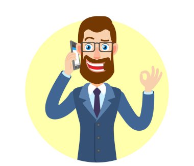 Cep telefonu üzerinde konuşurken ve iyi bir h gösterilen hipster işadamı