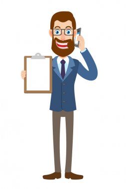 Cep telefonu üzerinde konuşurken ve clipboar gösteren yenilikçi iş adamı