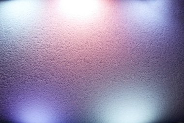 Duvarı farklı renklerde ışınlar aydınlatıyor.