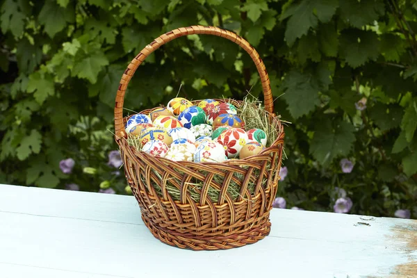 Panier Osier Avec Oeufs Pâques Sur Fond Fleurs Été — Photo