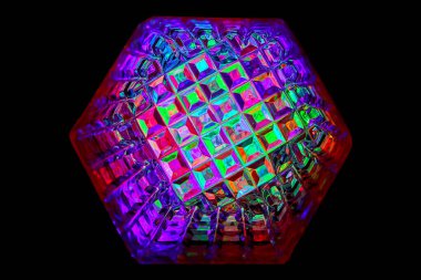 Kristalin yüzeyinde çok renkli ışık huzmeleri parlıyor.