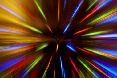 Kristalin yüzeyinde çok renkli ışık huzmeleri parlıyor.