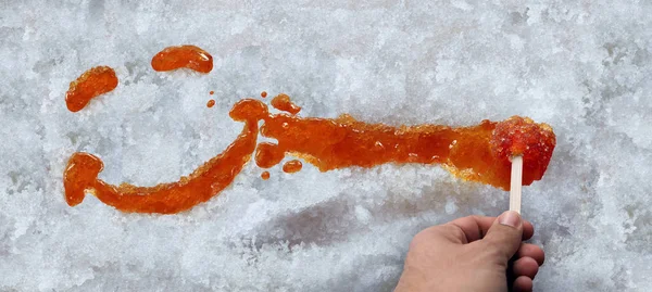 Maple taffy op sneeuw — Stockfoto