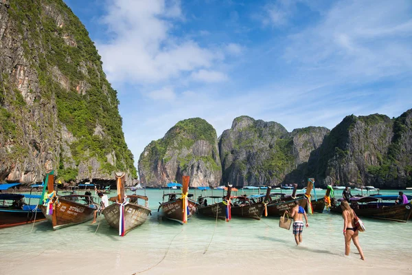 Boote für Touristen liegen am Strand — Stockfoto