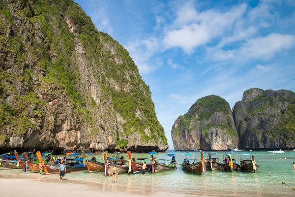 Boats for tourists are docked  Beach — Stock Photo, Image