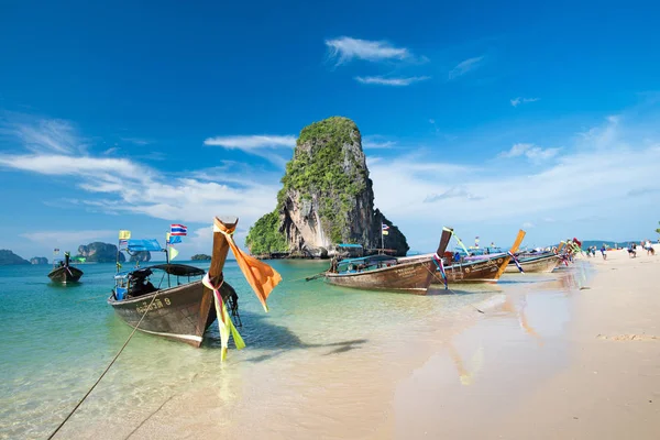 Boats  along the Phra Nang Cave Beach — Stock Photo, Image
