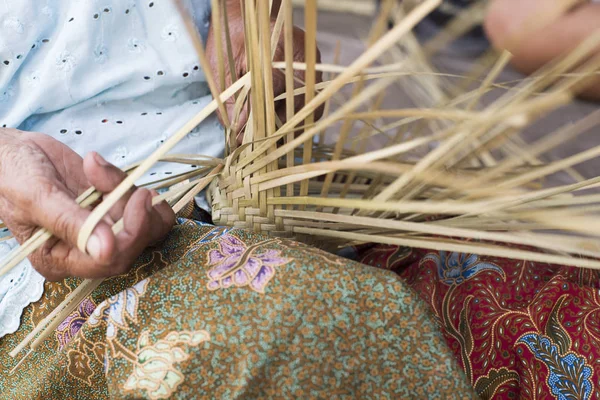 Female hands making basketwork from sedge — Stock Photo, Image