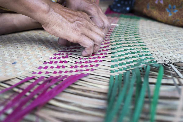 Female hands making basketwork from sedge — Stock Photo, Image