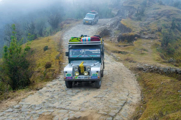 Deux jeeps gravir route de gravier — Photo