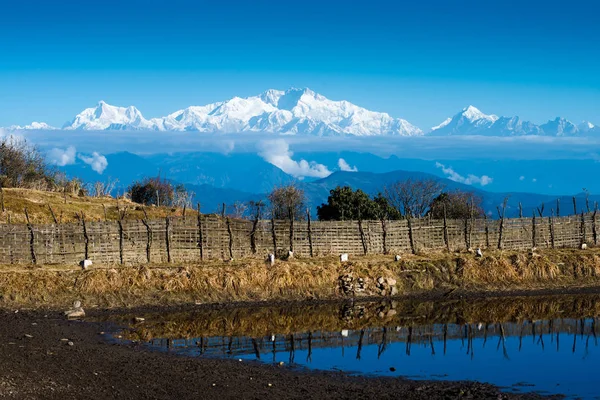 Besneeuwde Kanchenjunga bereik — Stockfoto