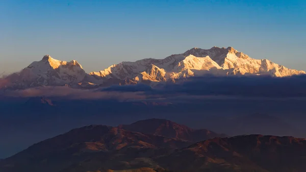 Mt. Kanchenjunga bij zonsopgang — Stockfoto