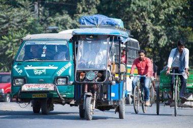 ulaşım türleri üzerinde seyahat eden insanlar