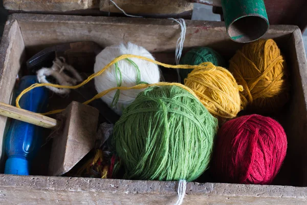 Caja que contiene bolas de hilo de colores — Foto de Stock