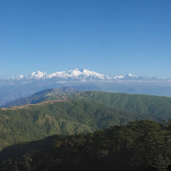 两座山从 Sandakphu — 图库照片