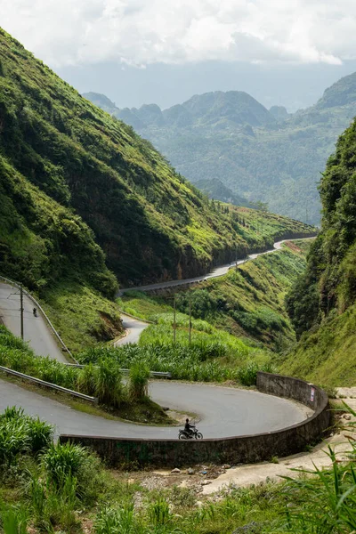 Περπάτημα Δρόμο Μέσα Από Βουνά Στο Βιετνάμ — Φωτογραφία Αρχείου