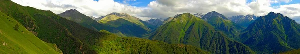 高加索山脉与马全景 — 图库照片