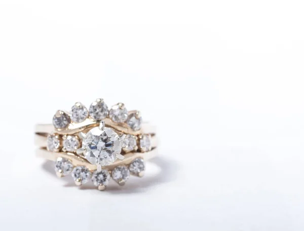 Diner Ring diamant voor haar geïsoleerd op een witte pagina — Stockfoto
