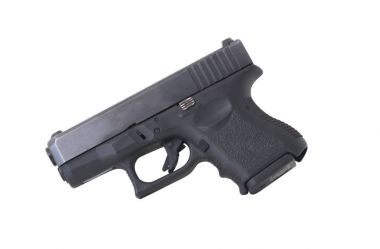 Beyaz arka plan üzerinde sola izole tabanca