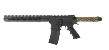 AR 15 tabanca beyaz arka plan üzerinde sola izole.