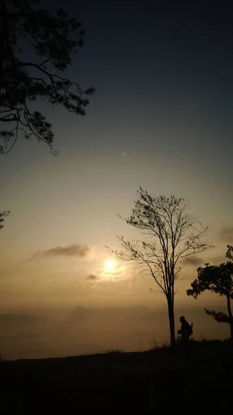 Красивый восход солнца на горе Фу — стоковое фото