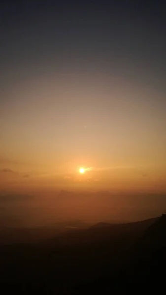 Salida del sol en la montaña phukradung — Foto de Stock