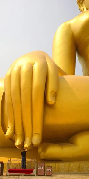 Buddha Hand und ein Mann — Stockfoto