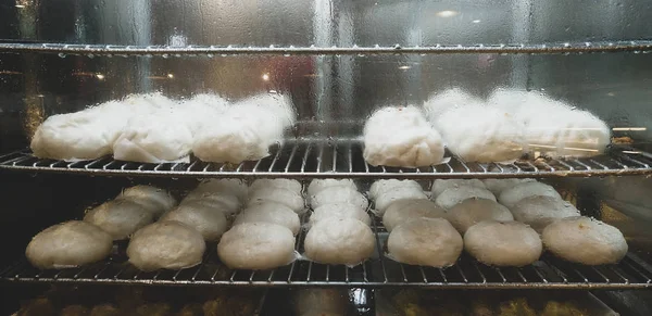 Grupo de bollo al vapor borroso en la incubadora . — Foto de Stock