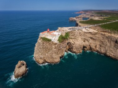 Deniz feneri ve kayalıklarla Cape St. Vincent, gün batımında görünümünü. Kıta Avrupa'nın en Güney-Batı noktası, Sagres, Algarve, Portekiz.