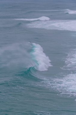 Deniz dalgaları rüzgarda uçuşuyor. Nazare Portekiz