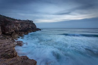 Nazare 'deki deniz feneri manzarası. Bulutlu bir gün.