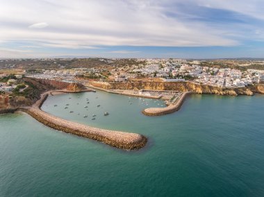 Albufeira Marina limanına giriş, öndeki dalgakıranlar. Portekiz.