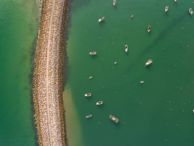 Dalgakıran teknesinden gökyüzü görüntüsü. Albufeira Marina Limanı