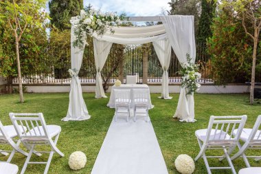 Yeni evliler için düğün süslemeleri. Çiçeklerle süslenmiş..