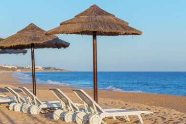 Algarve 'de Portekiz sahilinde güneş yatakları. Vila Moura.