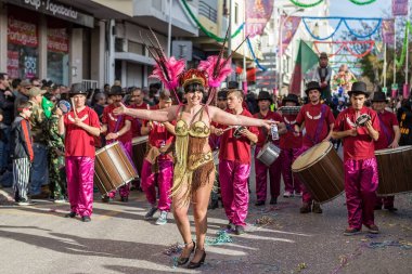 LOULE, PORTUGAL - Şubat 2016: Portekiz 'in Algarve kentindeki Loule şehrinde neşeli karnaval geçidi. Katılımcılar insanları alkışlıyor.
