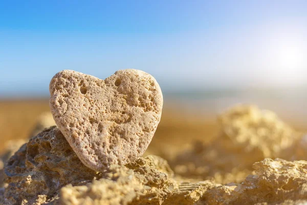 Cuore Pietra Sulla Spiaggia Ghiaia Sullo Sfondo Mare Vicino — Foto Stock