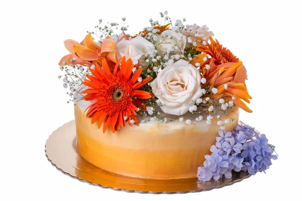 新鮮な花で飾られたオレンジケーキ 白地に — ストック写真