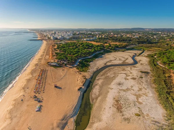 Vista Superior Quarteira Playa Con Turistas Mar Región Del Algarve —  Fotos de Stock