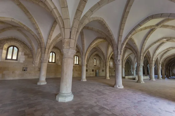 Древний Зал Исторической Архитектурой Alcobaca Монастырь Португалия — стоковое фото