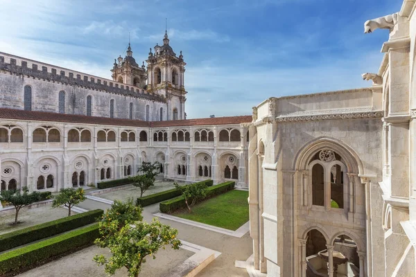 Arka Planda Katolik Manastırı Kulesinin Avlusu Var Portekiz — Stok fotoğraf