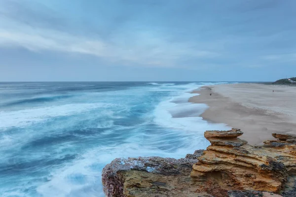 Vista Sulla Spiaggia Dalle Onde Nazare Giornata Nuvolosa — Foto Stock