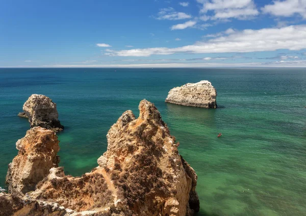 Loď Létě Moře Horské Skály Popředí Portugalsko — Stock fotografie