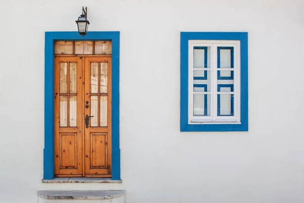 Staré Dřevěné Dveře Okny Portugalsko Windows — Stock fotografie